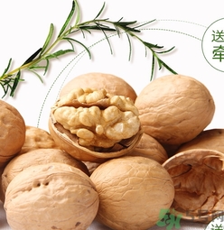 核桃仁皮發(fā)黑能吃嗎？核桃仁皮發(fā)黑怎么回事？