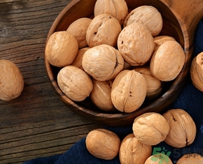 核桃仁皮發(fā)黑能吃嗎？核桃仁皮發(fā)黑怎么回事？