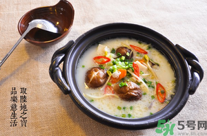 鯽魚(yú)湯的營(yíng)養(yǎng)價(jià)值 鯽魚(yú)湯的功效與作用 鯽魚(yú)湯的營(yíng)養(yǎng)價(jià)值 鯽魚(yú)湯的功效與作用