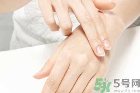 手指甲上有白點(diǎn)是怎么回事？腳趾甲上有白斑是什么原因？