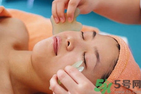 經(jīng)常面部刮痧好嗎？經(jīng)常面部刮痧對(duì)皮膚有傷害嗎？