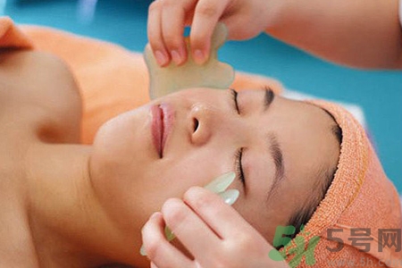 自己在家能面部刮痧嗎？在家怎樣做面部刮痧？