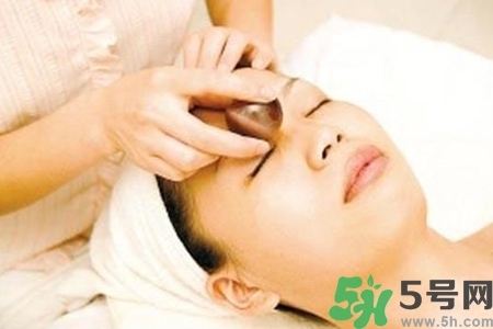 面部刮痧用什么精油好？面部精油刮痧有什么好處？