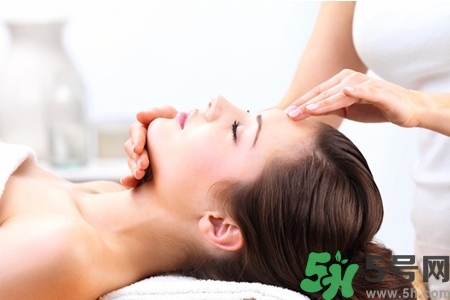 面部刮痧用什么精油好？面部精油刮痧有什么好處？