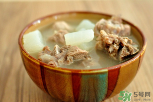 煮排骨用涼水還是熱水？燉排骨用熱水好還是涼水好？