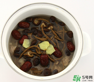 燉排骨什么時候放鹽最好？燉排骨放什么調(diào)料？