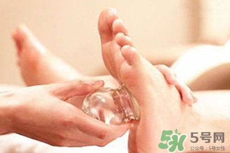腳底拔罐對(duì)身體好嗎？腳底拔罐的好處與壞處