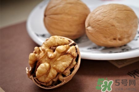 吃核桃能治白發(fā)嗎？白頭發(fā)多吃核桃有用嗎？