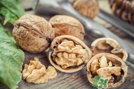 吃核桃可以喝茶嗎？吃核桃喝茶會(huì)中毒嗎？