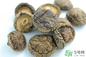 干香菇和鮮香菇的區(qū)別？干香菇和鮮香菇哪個(gè)好？