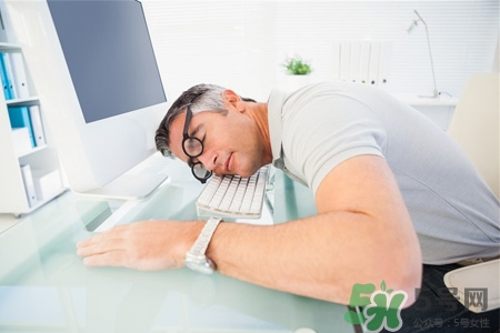 睡覺時身體突然抖一下的原因？睡覺時身體突然跳了一下怎么回事？