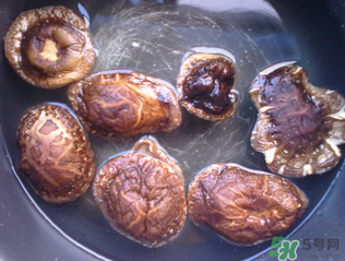 干香菇用什么水泡？干香菇用熱水還是冷水泡？