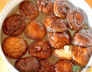 干香菇用什么水泡？干香菇用熱水還是冷水泡？