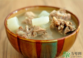 排骨湯為什么是白色的？排骨湯怎么熬成乳白色的？