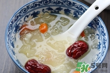 早上空腹喝銀耳紅棗湯好嗎？早上喝銀耳紅棗湯有什么好處？