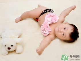 冬天出生的寶寶穿什么衣服？冬天出生的寶寶要準(zhǔn)備什么衣服？