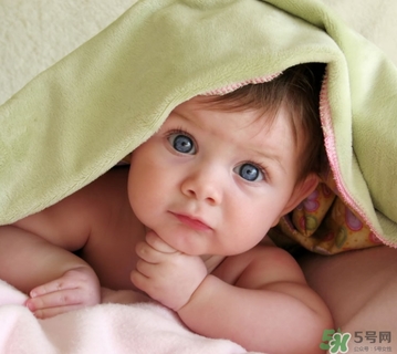 冬天出生的寶寶穿什么衣服？冬天出生的寶寶要準(zhǔn)備什么衣服？