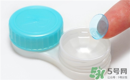 眼藥水可以泡隱形眼鏡嗎?拿眼藥水泡隱形眼鏡好嗎? 眼藥水可以泡隱形眼鏡嗎?拿眼藥水泡隱形眼鏡好嗎?