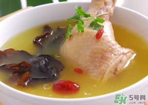 雞湯可以隔夜喝嗎？隔夜的雞湯還能喝嗎？