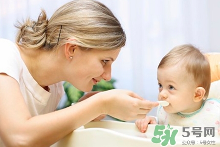 寶寶缺鈣的癥狀有哪些？寶寶什么時(shí)候補(bǔ)鈣最好？