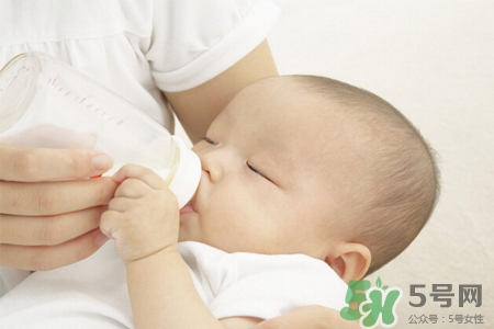 寶寶第一口輔食吃什么最好？寶寶第一口輔食怎么吃？