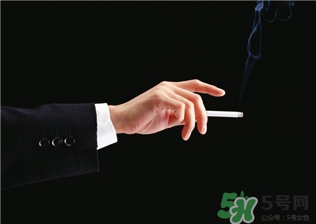 開空調為什么不能抽煙?空調房抽煙的危害 開空調為什么不能抽煙?空調房抽煙的危害