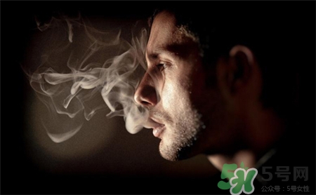 開空調為什么不能抽煙?空調房抽煙的危害 開空調為什么不能抽煙?空調房抽煙的危害