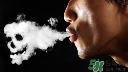 開空調為什么不能抽煙?空調房抽煙的危害 開空調為什么不能抽煙?空調房抽煙的危害