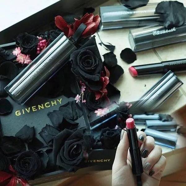 紀(jì)梵希刻字口紅多少錢？紀(jì)梵?？诩t怎么刻字？