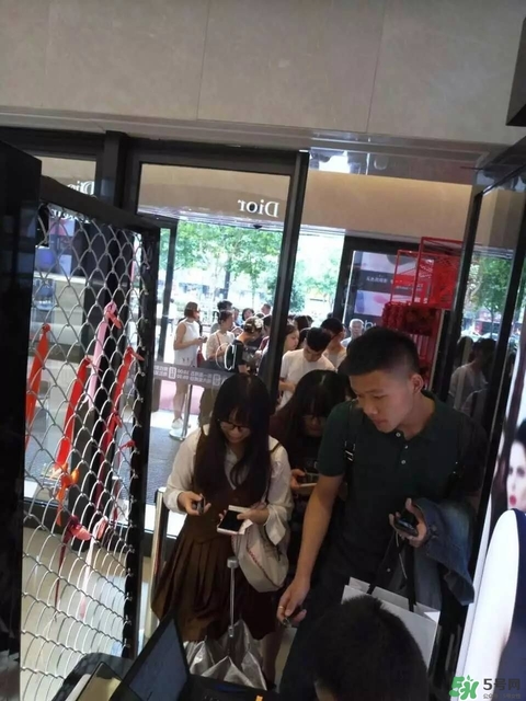 紀(jì)梵希口紅哪里可以刻字？紀(jì)梵希口紅刻字時(shí)間刻字字體