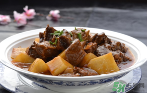 煮牛肉什么時候放鹽？燉牛肉什么時候放鹽好？