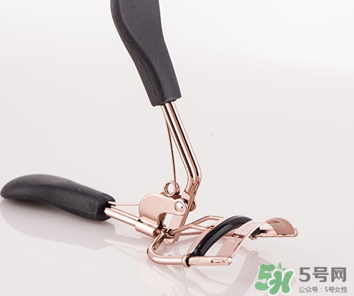 睫毛夾可以帶上飛機(jī)嗎？睫毛夾可以托運(yùn)嗎？