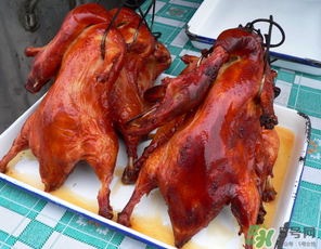 烤鴨和不能什么一起吃？烤鴨不能和什么一起吃？