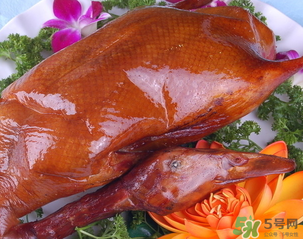 烤鴨和不能什么一起吃？烤鴨不能和什么一起吃？