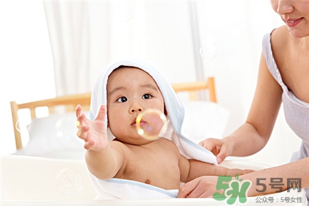 冬天寶寶洗澡冷怎么辦?冬天怎么給寶寶洗澡? 冬天寶寶洗澡冷怎么辦?冬天怎么給寶寶洗澡?