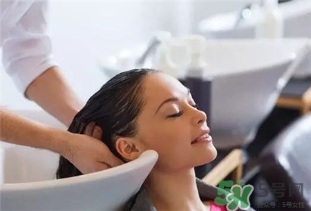 護發(fā)素需要洗干凈嗎?護發(fā)素要沖干凈嗎?