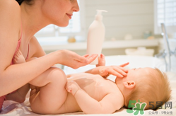 冬天寶寶臉皴了怎么辦?冬天寶寶臉上擦什么? 冬天寶寶臉皴了怎么辦?冬天寶寶臉上擦什么?