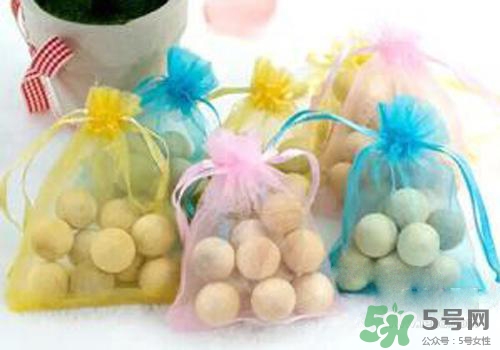 樟腦丸可以放床上嗎？樟腦丸放床上要放幾顆？