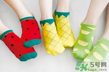 晚上穿襪子睡覺好不好？晚上穿襪子睡覺的好處和壞處