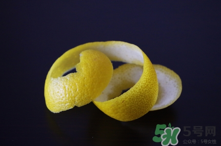 檸檬皮可以泡水喝嗎?檸檬皮泡水喝的好處 檸檬皮可以泡水喝嗎?檸檬皮泡水喝的好處