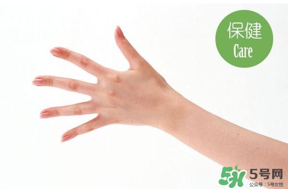 睡覺睡到半夜手麻是怎么回事？睡覺睡到半夜手麻怎么辦？