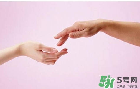 睡覺睡到半夜手麻是怎么回事？睡覺睡到半夜手麻怎么辦？