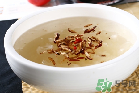?銀耳湯經(jīng)常喝有什么好處？經(jīng)常喝銀耳湯有副作用嗎？