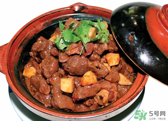 吃狗肉會(huì)得狂犬病嗎？吃狗肉會(huì)不會(huì)得狂犬?。?></p><h3>如何預(yù)防狂犬病<br/></h3><h4>1、管理傳染源</h4><p>對(duì)家庭飼養(yǎng)動(dòng)物進(jìn)行免疫接種，管理流浪動(dòng)物。對(duì)可疑因狂犬病死亡的動(dòng)物，應(yīng)取其腦組織進(jìn)行檢查，并將其焚毀或深埋，切不可剝皮或食用。</p><h4>2、正確處理傷口</h4><p>被動(dòng)物咬傷或抓傷后，應(yīng)立即用20%的肥皂水反復(fù)沖洗傷口，傷口較深者需用導(dǎo)管伸入，以肥皂水持續(xù)灌注清洗，力求去除狗涎，擠出污血。一般不縫合包扎傷口，必要時(shí)使用抗菌藥物，傷口深時(shí)還要使用破傷風(fēng)抗毒素。</p><h4>3、接種狂犬病疫苗</h4><p>預(yù)防接種對(duì)防止發(fā)病有肯定價(jià)值，包括主動(dòng)免疫和被動(dòng)免疫。人一旦被咬傷，疫苗注射至關(guān)重要，嚴(yán)重者還需注射狂犬病血清。</p>		</div>
<div align=