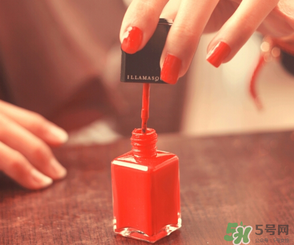 冬天涂什么顏色的指甲油好看？冬天適合什么顏色的指甲油？