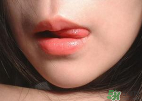 涂口紅嘴唇起皮怎么辦？涂口紅嘴唇起皮小妙招