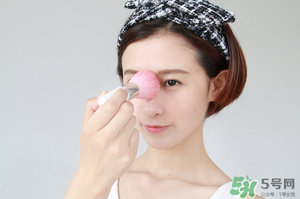 冬天化妝要用散粉嗎？冬天化妝需要定妝粉嗎？