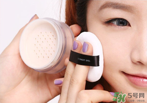 冬天化妝要用散粉嗎？冬天化妝需要定妝粉嗎？