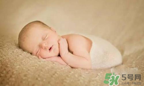 新生兒背上長了很多小紅疹怎么辦？新生兒長小紅疹怎么回事？