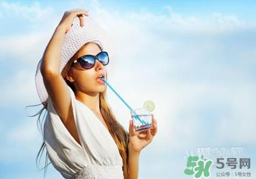 皮膚干多喝水有用嗎？皮膚干一天要喝多少水？